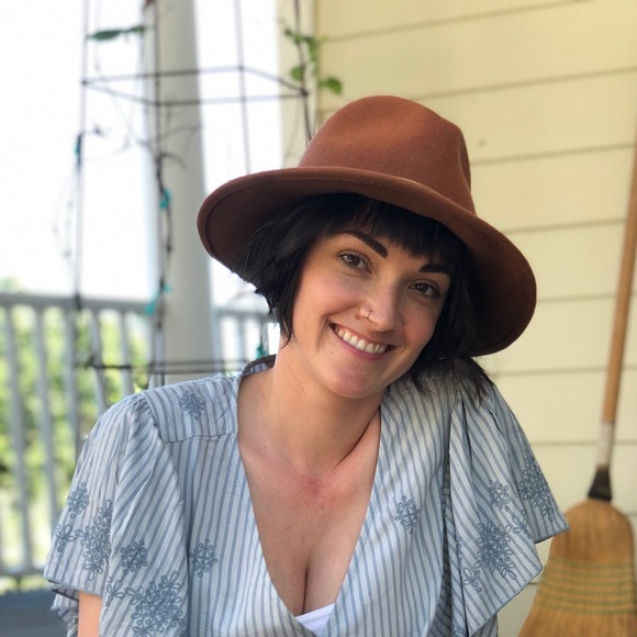 Meet your Posher, Caitlin - Picture 1 of 1